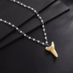 Collier dent de requin homme, imitation jaune perles en bois