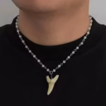 Collier dent de requin homme, imitation jaune perles en bois