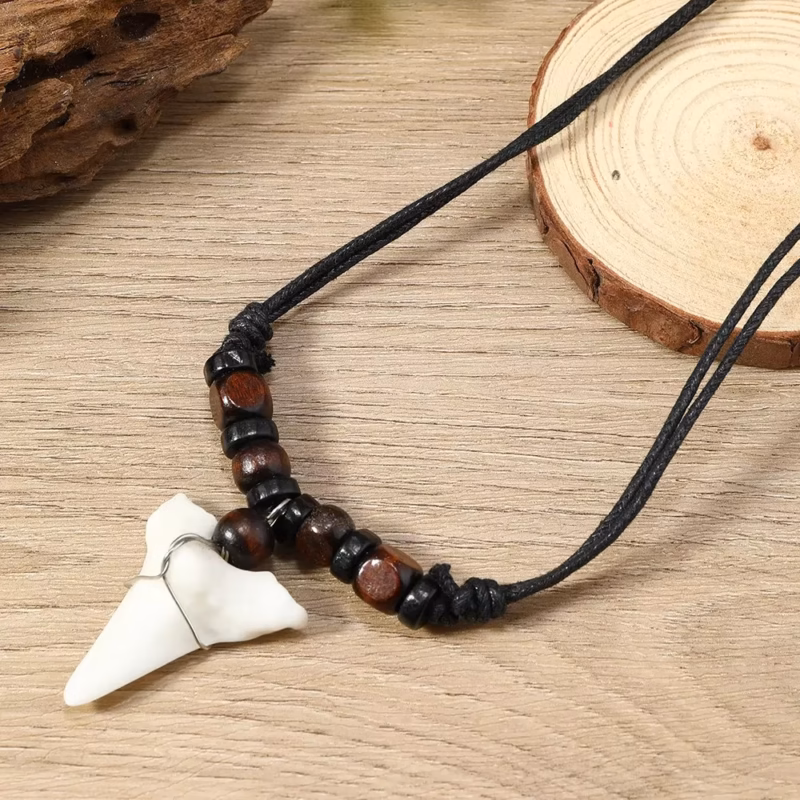 Collier surfeur homme, dent de requin perles en bois