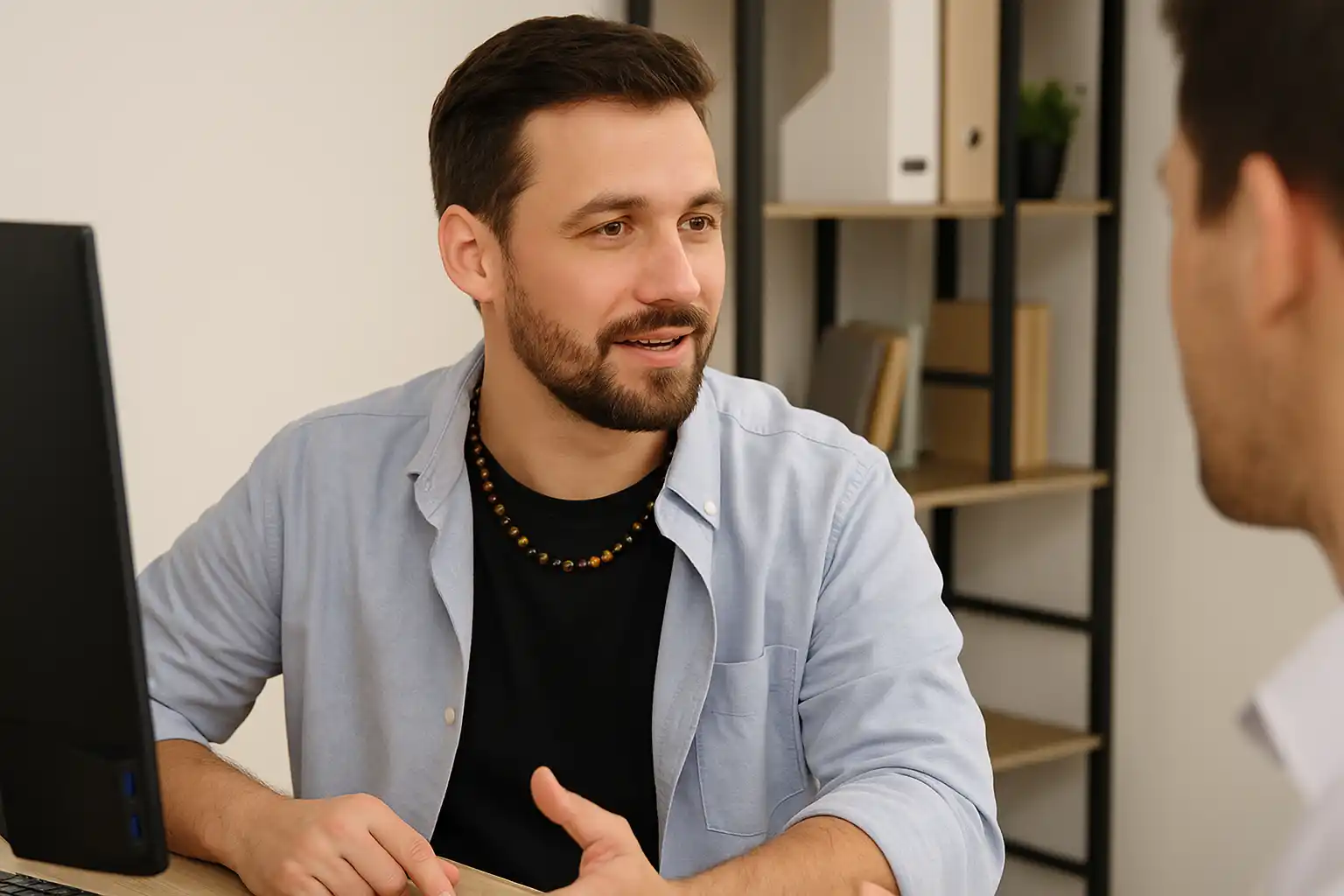 Homme en chemise claire au bureau portant un collier œil de tigre 50–55 cm, bijou masculin élégant adapté au quotidien